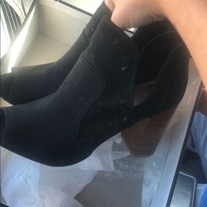 Harvey black peep toe